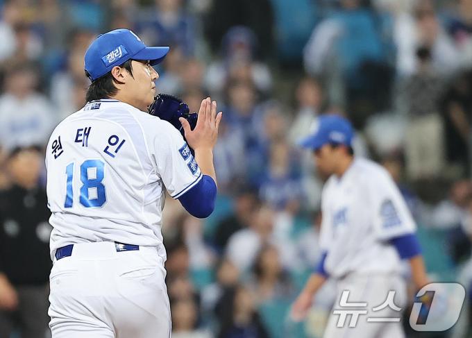 15일 오후 대구 삼성라이온즈파크에서 열린 프로야구 '2024 신한 SOL 뱅크 KBO 포스트시즌' 플레이오프 2차전 LG 트윈스와 삼성 라이온즈의 경기, 삼성 선발 원태인이 6회초 2사 1루 상황 LG 문보경을 우익수 플라이로 잡아낸 뒤 손뼉을 치고 있다. 2024.10.15/뉴스1 ⓒ News1 김진환 기자
