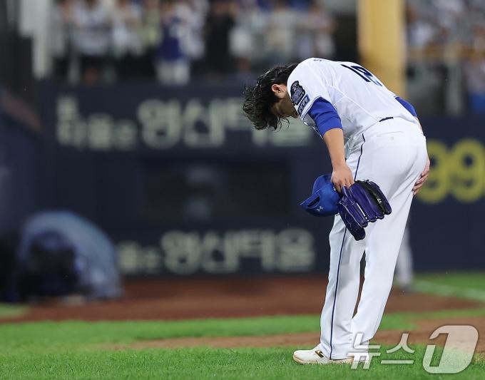 15일 오후 대구 삼성라이온즈파크에서 열린 프로야구 '2024 신한 SOL 뱅크 KBO 포스트시즌' 플레이오프 2차전 LG 트윈스와 삼성 라이온즈의 경기, 삼성 선발 원태인이 7회초 2사 만루에서 교체되며 팬들에게 고개 숙여 인사하고 있다. 2024.10.15/뉴스1 ⓒ News1 김진환 기자