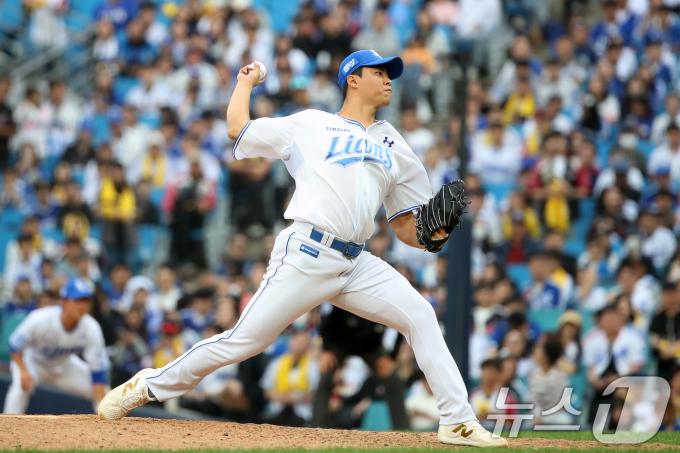 13일 오후 대구 삼성라이온즈파크에서 열린 프로야구 '2024 신한 SOL 뱅크 KBO 포스트시즌' 플레이오프 1차전 LG 트윈스와 삼성 라이온즈의 경기, 7회초 마운드에 오른 삼성 김윤수가 역투하고 있다. 2024.10.13/뉴스1 ⓒ News1 공정식 기자