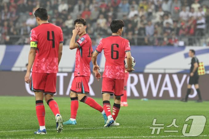 15일 오후 경기 용인시 처인구 용인미르스타디움에서 열린 2026 국제축구연맹(FIFA) 북중미 월드컵 아시아 3차 예선 B조 4차전 대한민국과 이라크의 경기에서 대한민국 김민재와 황인범, 이재성이 이라크 아이만 후세인에게 동점골을 허용한 뒤 아쉬워하고 있다. 2024.10.15/뉴스1 ⓒ News1 민경석 기자