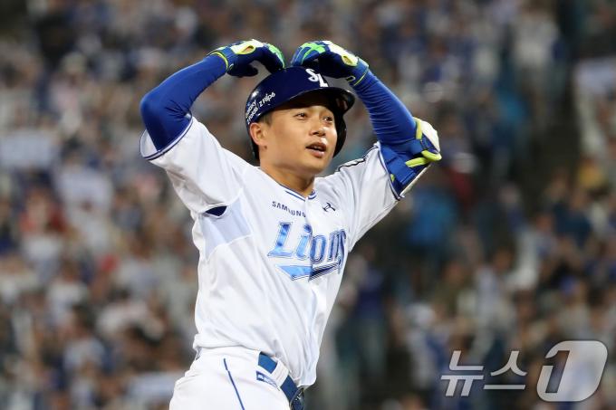 15일 오후 대구 삼성라이온즈파크에서 열린 프로야구 '2024 신한 SOL 뱅크 KBO 포스트시즌' 플레이오프 2차전 LG 트윈스와 삼성 라이온즈의 경기, 7회말 무사 1루 상황 삼성 2번타자 김헌곤이 2점홈런을 친 뒤 홈으로 달려가며 머리 위로 하트를 만들어 보이고 있다. 2024.10.15/뉴스1 ⓒ News1 공정식 기자