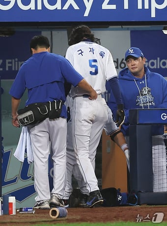 15일 오후 대구 삼성라이온즈파크에서 열린 프로야구 '2024 신한 SOL 뱅크 KBO 포스트시즌' 플레이오프 2차전 LG 트윈스와 삼성 라이온즈의 경기, 삼성 구자욱이 1회말 2사 2루에서 디아즈의 적시 2루타 때 득점 후 팀 의료진의 부축을 받으며 더그아웃으로 향하고 있다. 2024.10.15/뉴스1 ⓒ News1 김진환 기자