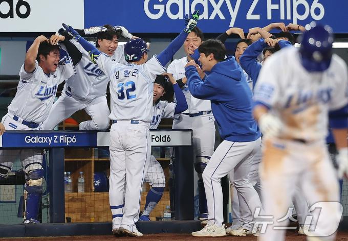 15일 오후 대구 삼성라이온즈파크에서 열린 프로야구 '2024 신한 SOL 뱅크 KBO 포스트시즌' 플레이오프 2차전 LG 트윈스와 삼성 라이온즈의 경기, 삼성 김헌곤이 7회말 무사 1루 상황 투런 홈런을 친 뒤 더그아웃에서 동료들과 기쁨을 나누고 있다. 2024.10.15/뉴스1 ⓒ News1 김진환 기자