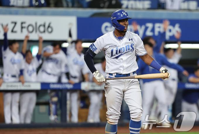 15일 오후 대구 삼성라이온즈파크에서 열린 프로야구 '2024 신한 SOL 뱅크 KBO 포스트시즌' 플레이오프 2차전 LG 트윈스와 삼성 라이온즈의 경기, 삼성 디아즈가 7회말 솔로홈런을 친 뒤 미소를 짓고 있다. 2024.10.15/뉴스1 ⓒ News1 김진환 기자