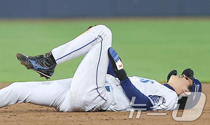 15일 오후 대구 삼성라이온즈파크에서 열린 프로야구 '2024 신한 SOL 뱅크 KBO 포스트시즌' 플레이오프 2차전 LG 트윈스와 삼성 라이온즈의 경기, 삼성 구자욱이 1회말 2사 1루 상황에서 2루 도루를 성공시킨 뒤 고통스러워 하고 있다. 2024.10.15/뉴스1 ⓒ News1 김진환 기자