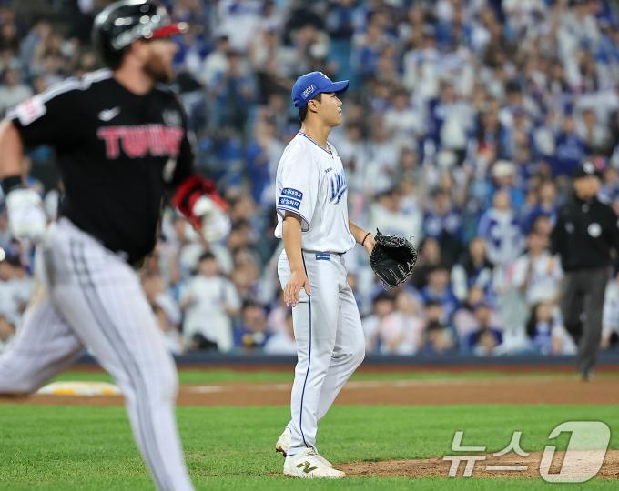 15일 오후 대구 삼성라이온즈파크에서 열린 프로야구 '2024 신한 SOL 뱅크 KBO 포스트시즌' 플레이오프 2차전 LG 트윈스와 삼성 라이온즈의 경기, 삼성 두 번째 투수 김윤수가 7회초 2사 만루에서 LG 오스틴을 유격수 앞 땅볼로 아웃 시키고 있다. 2024.10.15/뉴스1 ⓒ News1 김진환 기자