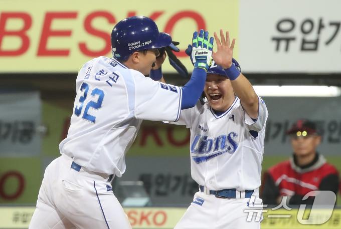 15일 오후 대구 삼성라이온즈파크에서 열린 프로야구 '2024 신한 SOL 뱅크 KBO 포스트시즌' 플레이오프 2차전 LG 트윈스와 삼성 라이온즈의 경기, 7회말 무사 1루 상황 삼성 2번타자 김헌곤이 2점홈런을 친 뒤 기뻐하고 있다. 2024.10.15/뉴스1 ⓒ News1 공정식 기자
