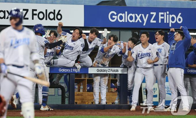 15일 오후 대구 삼성라이온즈파크에서 열린 프로야구 '2024 신한 SOL 뱅크 KBO 포스트시즌' 플레이오프 2차전 LG 트윈스와 삼성 라이온즈의 경기, 삼성 디아즈가 7회말 솔로홈런을 친 뒤 박진만 감독의 축하를 받고 있다. 2024.10.15/뉴스1 ⓒ News1 김진환 기자