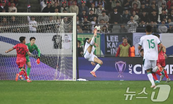 15일 오후 경기 용인시 처인구 용인미르스타디움에서 열린 2026 국제축구연맹(FIFA) 북중미 월드컵 아시아 3차 예선 B조 4차전 대한민국과 이라크의 경기에서 후반전 대한민국이 이라크의 아이만 후세인에게 실점하고 있다. 2024.10.15/뉴스1 ⓒ News1 구윤성 기자