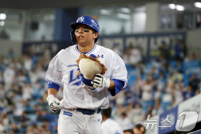 15일 오후 대구 삼성라이온즈파크에서 열린 프로야구 '2024 신한 SOL 뱅크 KBO 포스트시즌' 플레이오프 2차전 LG 트윈스와 삼성 라이온즈의 경기, 2회말 2사 상황 삼성 8번타자 김영웅이 LG 선발 손주영을 상대로 우월 1점 홈런을 때린 뒤 홈런인형을 들고 관중석 앞으로 향하고 있다. 2024.10.15/뉴스1 ⓒ News1 공정식 기자