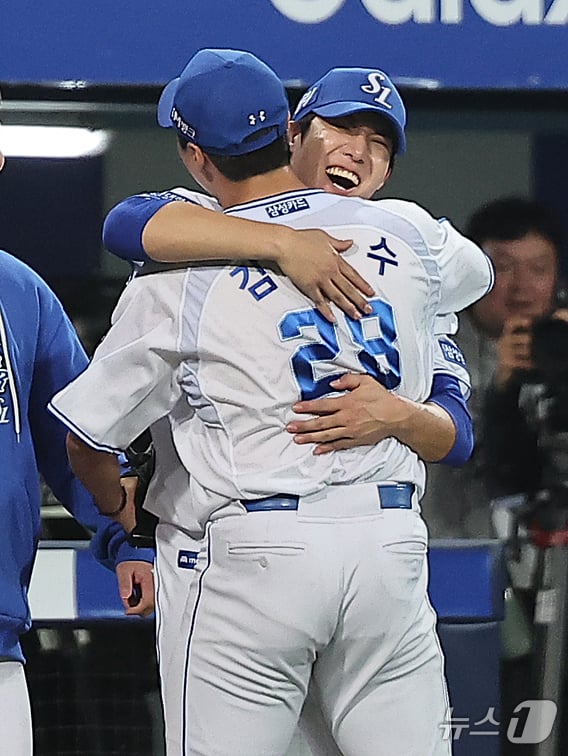 15일 오후 대구 삼성라이온즈파크에서 열린 프로야구 '2024 신한 SOL 뱅크 KBO 포스트시즌' 플레이오프 2차전 LG 트윈스와 삼성 라이온즈의 경기, 삼성 선발 원태인이 7회초 2사 만루에서 실점 없이 이닝을 막은 김윤수와 포옹을 나누고 있다. 2024.10.15/뉴스1 ⓒ News1 김진환 기자