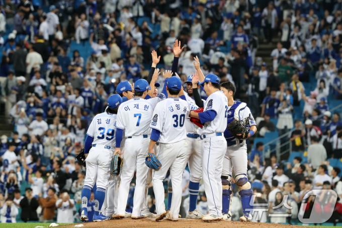 15일 오후 대구 삼성라이온즈파크에서 열린 프로야구 '2024 신한 SOL 뱅크 KBO 포스트시즌' 플레이오프 2차전 LG 트윈스와 삼성 라이온즈의 경기, 10대 5 승리를 거둔 삼성 선수들이 마운드에 모여 기쁨을 나누고 있다. 2024.10.15/뉴스1 ⓒ News1 공정식 기자
