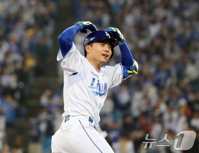 15일 오후 대구 삼성라이온즈파크에서 열린 프로야구 '2024 신한 SOL 뱅크 KBO 포스트시즌' 플레이오프 2차전 LG 트윈스와 삼성 라이온즈의 경기, 7회말 무사 1루 상황 삼성 2번타자 김헌곤이 2점홈런을 친 뒤 홈으로 달려가며 머리 위로 하트를 만들어 보이고 있다. 2024.10.15/뉴스1 ⓒ News1 공정식 기자