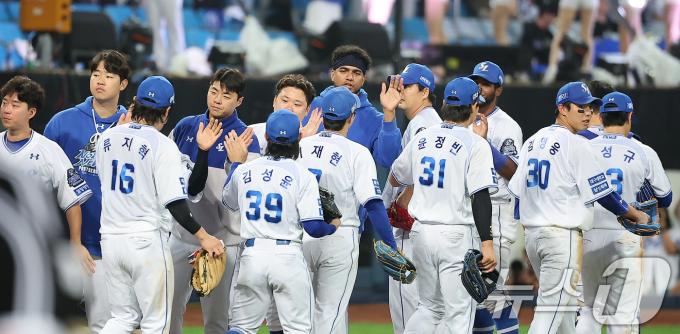 15일 오후 대구 삼성라이온즈파크에서 열린 프로야구 '2024 신한 SOL 뱅크 KBO 포스트시즌' 플레이오프 2차전 LG 트윈스와 삼성 라이온즈의 경기, 10대5 대승을 거두며 2연승을 기록한 삼성 선수들이 기쁨을 나누고 있다. 2024.10.15/뉴스1 ⓒ News1 김진환 기자