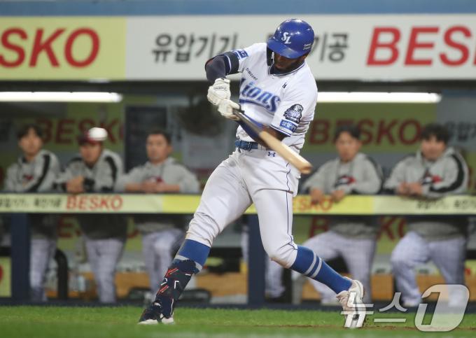 15일 오후 대구 삼성라이온즈파크에서 열린 프로야구 '2024 신한 SOL 뱅크 KBO 포스트시즌' 플레이오프 2차전 LG 트윈스와 삼성 라이온즈의 경기, 3회말 2사 1루 상황 삼성 4번타자 디아즈가 우익수 방면으로 타구를 날리고 있다. LG 송구 실책으로 1루주자 이성규가 홈으로 들어오며 1점 추가. 2024.10.15/뉴스1 ⓒ News1 공정식 기자
