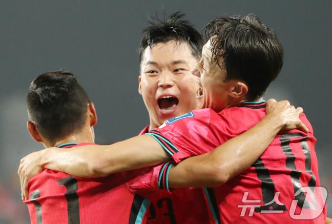 15일 오후 경기 용인시 처인구 용인미르스타디움에서 열린 2026 국제축구연맹(FIFA) 북중미 월드컵 아시아 3차 예선 B조 4차전 대한민국과 이라크의 경기, 대한민국 오현규가 추가골을 넣은 후 기뻐하고 있다. 2024.10.15/뉴스1 ⓒ News1 김영운 기자