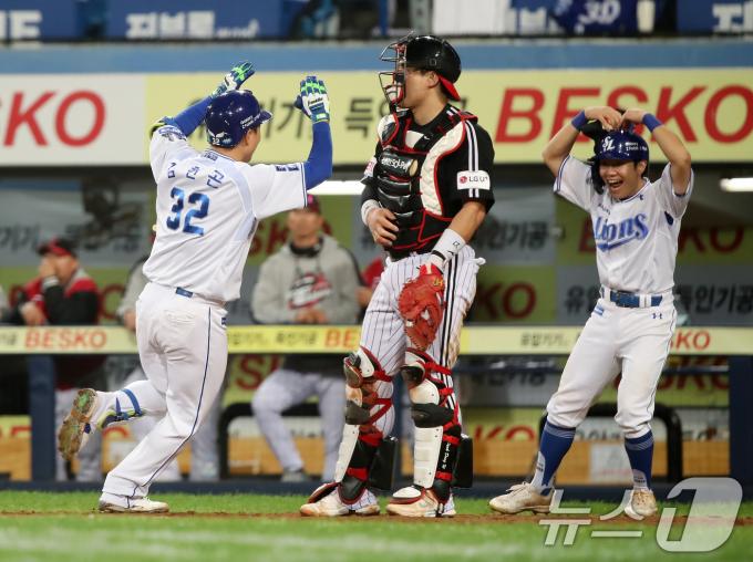 15일 오후 대구 삼성라이온즈파크에서 열린 프로야구 '2024 신한 SOL 뱅크 KBO 포스트시즌' 플레이오프 2차전 LG 트윈스와 삼성 라이온즈의 경기, 7회말 무사 1루 상황 삼성 2번타자 김헌곤이 2점홈런을 친 뒤 기뻐하고 있다. 2024.10.15/뉴스1 ⓒ News1 공정식 기자