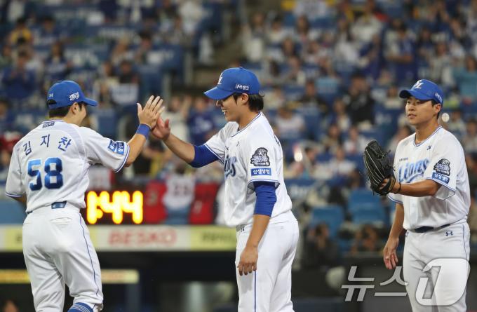 15일 오후 대구 삼성라이온즈파크에서 열린 프로야구 '2024 신한 SOL 뱅크 KBO 포스트시즌' 플레이오프 2차전 LG 트윈스와 삼성 라이온즈의 경기, 7회초 2사 만루 상황을 무실점으로 막은 선발 원태인이 기뻐하고 있다. 2024.10.15/뉴스1 ⓒ News1 공정식 기자