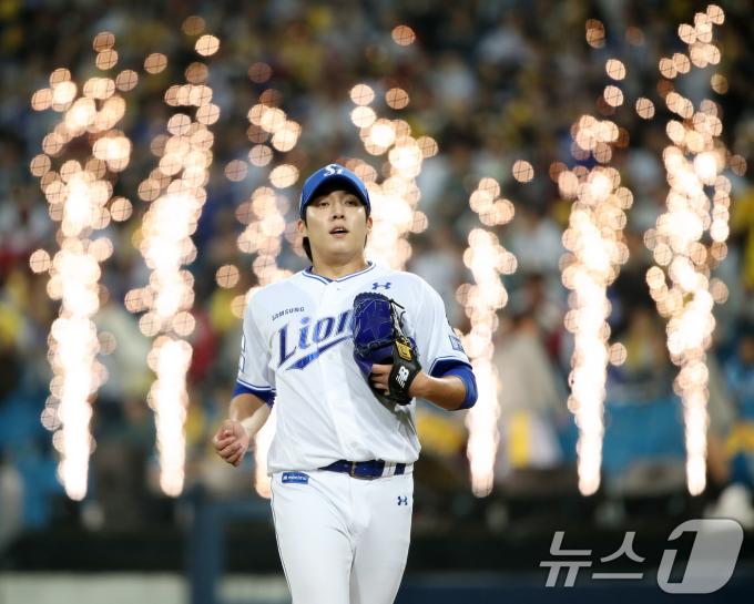 15일 오후 대구 삼성라이온즈파크에서 열린 프로야구 '2024 신한 SOL 뱅크 KBO 포스트시즌' 플레이오프 2차전 LG 트윈스와 삼성 라이온즈의 경기, 7회초 삼성 선발투수 원태인 뒤로 폭죽 불꽃이 피어오르고 있다. 2024.10.15/뉴스1 ⓒ News1 공정식 기자