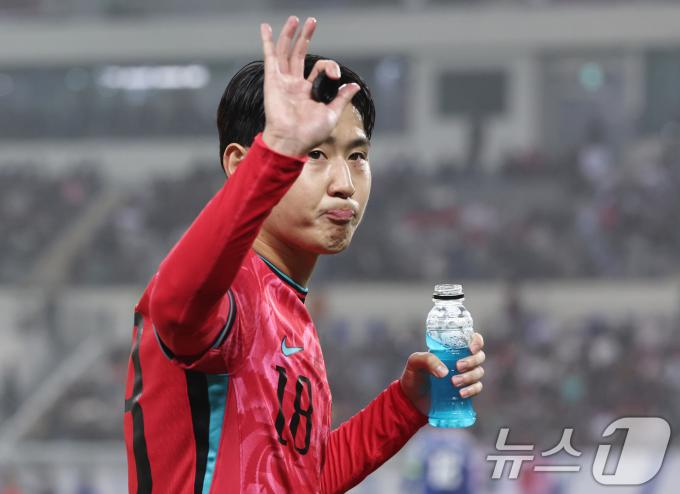 15일 오후 경기 용인시 처인구 용인미르스타디움에서 열린 2026 국제축구연맹(FIFA) 북중미 월드컵 아시아 3차 예선 B조 4차전 대한민국과 이라크의 경기에서 후반전 대한민국 이강인이 홍현석과 교체된 뒤 팬들에게 인사하고 있다. 2024.10.15/뉴스1 ⓒ News1 구윤성 기자