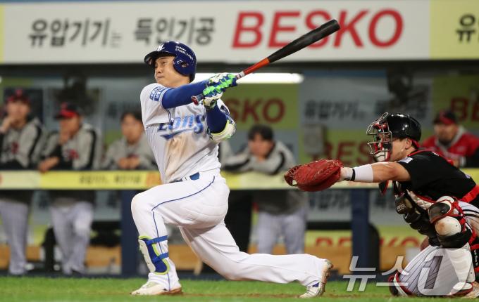 15일 오후 대구 삼성라이온즈파크에서 열린 프로야구 '2024 신한 SOL 뱅크 KBO 포스트시즌' 플레이오프 2차전 LG 트윈스와 삼성 라이온즈의 경기, 5회말 2사 1루 상황 삼성 2번타자 김헌곤이 좌월 2점홈런을 치고 있다. 2024.10.15/뉴스1 ⓒ News1 공정식 기자