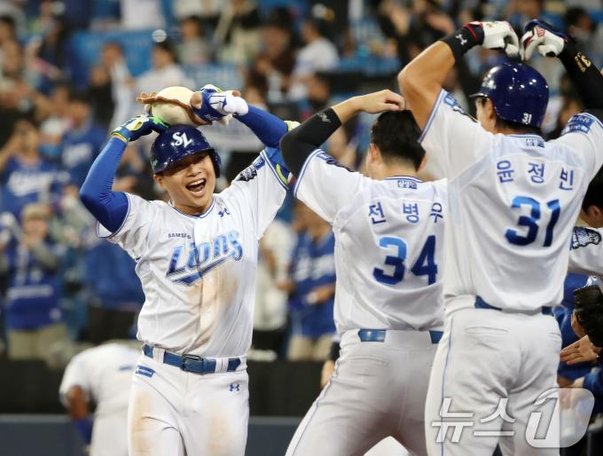 15일 오후 대구 삼성라이온즈파크에서 열린 프로야구 '2024 신한 SOL 뱅크 KBO 포스트시즌' 플레이오프 2차전 LG 트윈스와 삼성 라이온즈의 경기, 5회말 2사 1루 상황 삼성 2번타자 김헌곤이 좌월 2점홈런을 터뜨린 뒤 동료들과 기쁨을 나누고 있다. 2024.10.15/뉴스1 ⓒ News1 공정식 기자