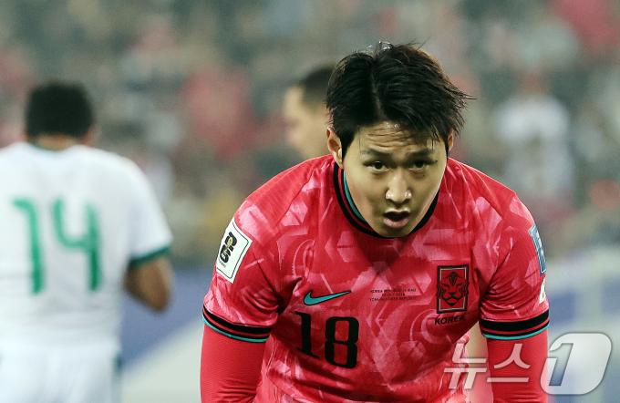 15일 오후 경기 용인시 처인구 용인미르스타디움에서 열린 2026 국제축구연맹(FIFA) 북중미 월드컵 아시아 3차 예선 B조 4차전 대한민국과 이라크의 경기에서 후반전 대한민국 이강인이 숙였던 고개를 치켜들고 있다. 2024.10.15/뉴스1 ⓒ News1 구윤성 기자
