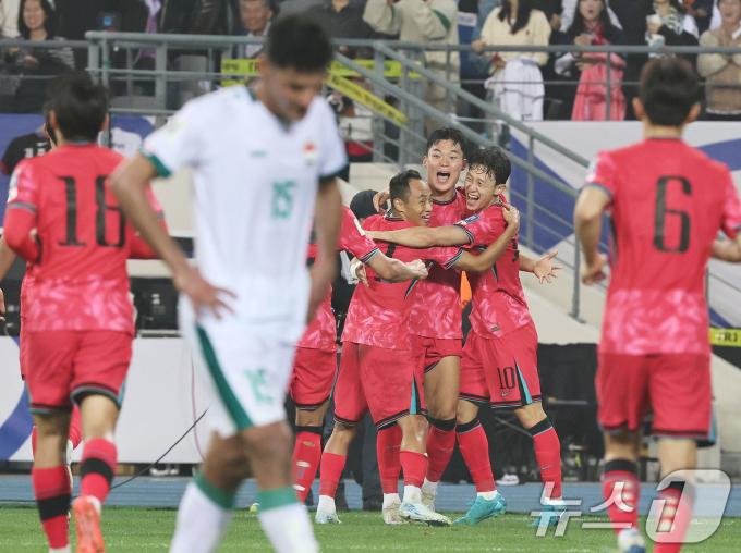 15일 오후 경기 용인시 처인구 용인미르스타디움에서 열린 2026 국제축구연맹(FIFA) 북중미 월드컵 아시아 3차 예선 B조 4차전 대한민국과 이라크의 경기에서 후반전 대한민국 오현규가 골을 넣은 뒤 기쁨을 나누고 있다. 2024.10.15/뉴스1 ⓒ News1 구윤성 기자