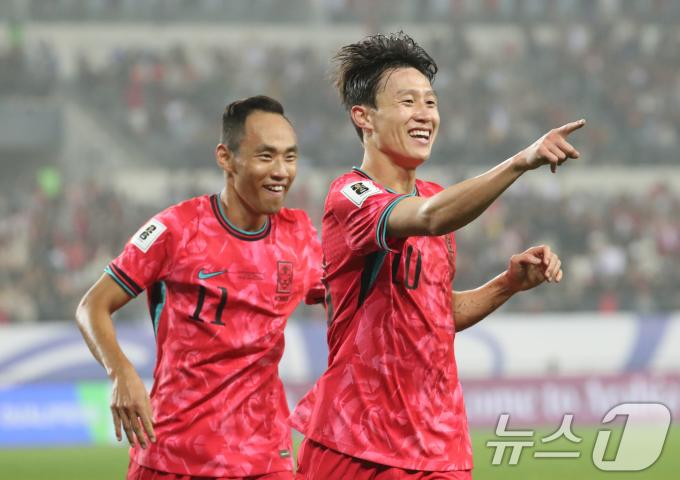 15일 오후 경기 용인시 처인구 용인미르스타디움에서 열린 2026 국제축구연맹(FIFA) 북중미 월드컵 아시아 3차 예선 B조 4차전 대한민국과 이라크의 경기, 대한민국 이재성이 골을 넣은 뒤 기뻐하고 있다. 2024.10.15/뉴스1 ⓒ News1 김영운 기자
