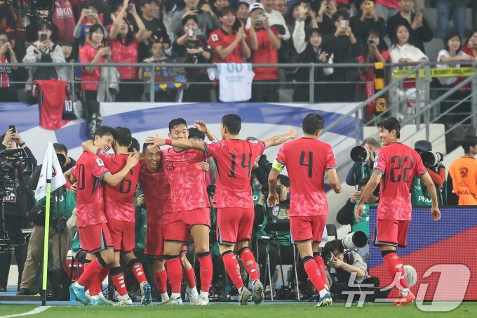 15일 오후 경기 용인시 처인구 용인미르스타디움에서 열린 2026 국제축구연맹(FIFA) 북중미 월드컵 아시아 3차 예선 B조 4차전 대한민국과 이라크의 경기에서 대한민국 이재성이 추가골을 성공시킨 뒤 이명재와 기쁨을 나누고 있다. 2024.10.15/뉴스1 ⓒ News1 민경석 기자