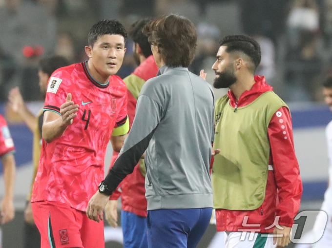 15일 오후 경기 용인시 처인구 용인미르스타디움에서 열린 2026 국제축구연맹(FIFA) 북중미 월드컵 아시아 3차 예선 B조 4차전 대한민국과 이라크의 경기, 3대2으로 승리를 거둔 대한민국 홍명보 감독과 김민재가 기뻐하고 있다. 2024.10.15/뉴스1 ⓒ News1 김영운 기자