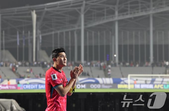 15일 오후 경기 용인시 처인구 용인미르스타디움에서 열린 2026 국제축구연맹(FIFA) 북중미 월드컵 아시아 3차 예선 B조 4차전 대한민국과 이라크의 경기에서 대한민국 김민재가 이라크에 3대 2 승리를 거둔 뒤 팬들에게 인사하고 있다. 2024.10.15/뉴스1 ⓒ News1 구윤성 기자