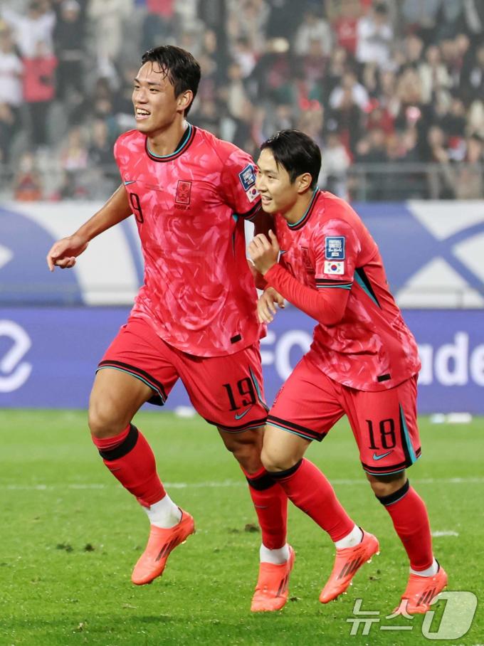 15일 오후 경기 용인시 처인구 용인미르스타디움에서 열린 2026 국제축구연맹(FIFA) 북중미 월드컵 아시아 3차 예선 B조 4차전 대한민국과 이라크의 경기에서 대한민국 오세훈이 선제골을 성공시킨 뒤 이강인과 함께 기뻐하고 있다. 2024.10.15/뉴스1 ⓒ News1 민경석 기자