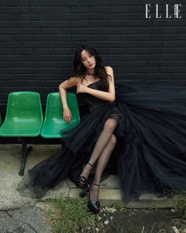 배우 김혜수가 우아하면서도 블랙 드레스 자태를 공개했다. /사진=엘르