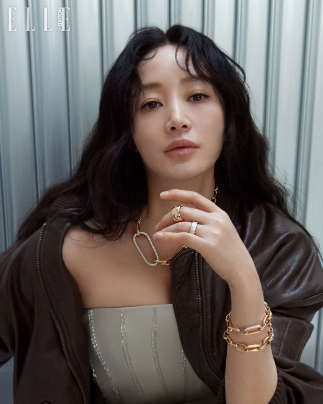 배우 김혜수가 우아한 매력을 뽐냈다. /사진=엘르