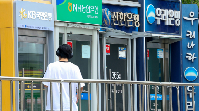   5대 은행의 주담대 금리가 연 3.74~6.14%로 집계됐다. 사진은 이날 오후 서울 시내에 설치된 시중은행 ATM 기기 모습. /사진=뉴스1