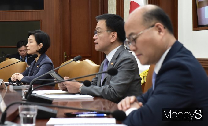 [머니S포토] 정부 