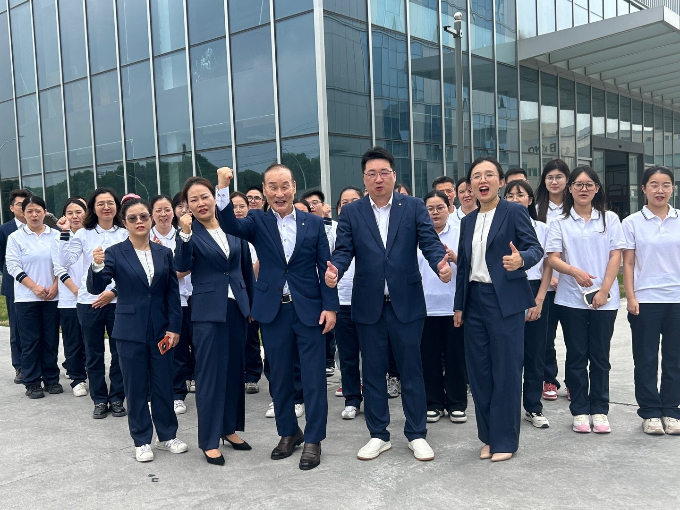 최병오 패션그룹형지 회장이 중국 상하이를 찾아 상하이엘리트 법인을 현장 경영했다. 최 회장(가운데)이 지난 14일(현지시각) 상해엘리트를 방문해 현지 임직원들과 기념 사진을 촬영하고 있다. /사진=패션그룹형지
