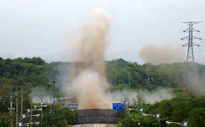 북한의 경의선·동해선 연결도로 폭파로 일시 중단됐던 도라전망대, 고성통일전망대 등 안보관광지가 운영을 재개했다. 사진은 지난 15일 합동참모본부가 공개한 북한이 남·북 연결도로를 폭파하는 모습. /사진=뉴스1(합동참모본부 제공)  