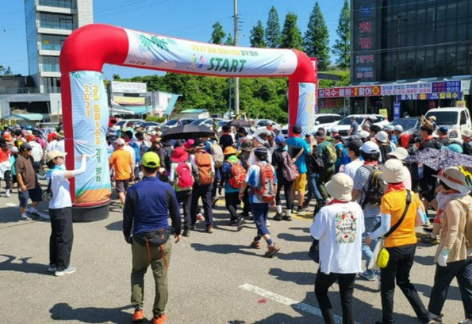 김포시는 오는 11월 3일 김포함상공원 일원에서 깊어가는 가을의 정취를 만끽할 수 있는 2024 김포 평화누리길 걷기 행사를 개최한다. 사진은 2023 김포 평화누리길 걷기 행사. / 사진제공=김포시