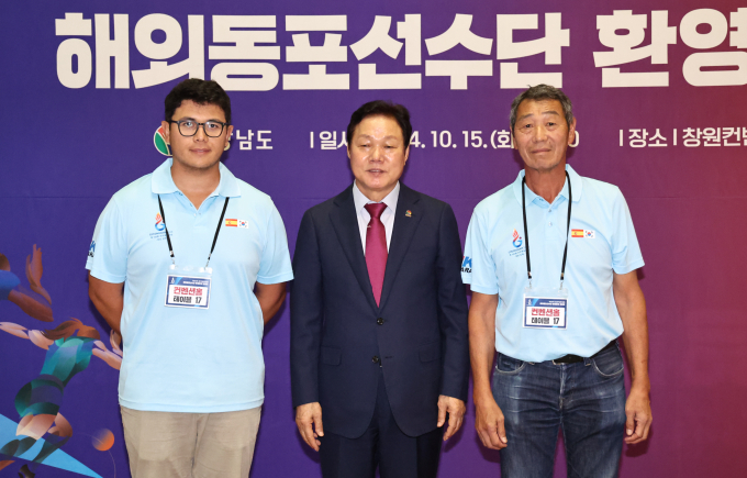 제105회 전국체전에 참가한 니콜라스 데몬 재스페인 선수단장(오른쪽)이 박완수 경남도지사(가운데)를 만나 친부모 등 가족 찾기에 도움을 요청하고 있다. /사진=경남도