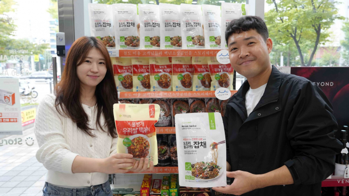 코레일유통 스토리웨이 편의점 관계자가 '백년가게' 밀키트 제품을 홍보하고 있다./사진=코레일유통