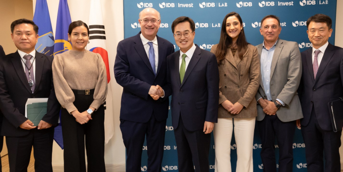 김동연 지사를 단장으로 하는 경기도대표단 관계자들이 일랑 고우드파잉 IDB 총재 등과 기념촬영을 하고 있다.  