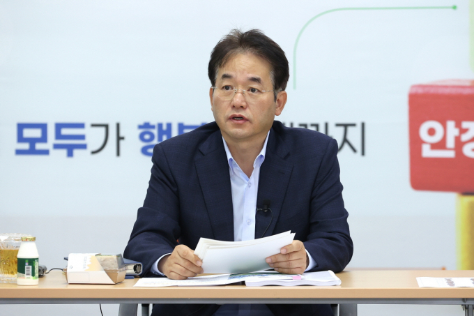 이동환 고양특례시장이 16일 일산서구청에서 열린 간부회의에서 토론을 하고 있다. /사진제공=고양특례시