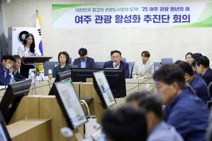 이충우 여주시장(맞은편 줄 오른쪽으로부터 3번째)이 16일 시청에서 열린 여주관광활성화 추진단 1차회의에서 발언하고 있다. / 사진제공=여주시