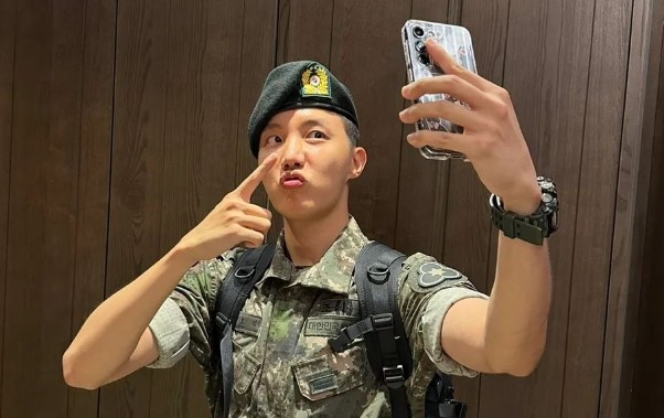BTS의 소속사 빅히트뮤직이 제이홉의 전역 당일 공지 사항을 올렸다. /사진=제이홉 인스타그램