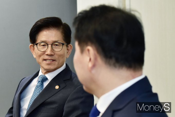 [머니S포토] 김문수 장관 