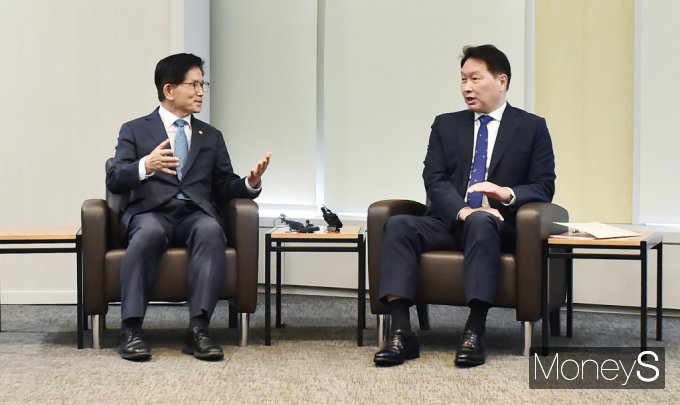 김문수 고용노동부 장관이 취임 후 처음으로 대한상공회의소(대한상의)를 방문한 가운데 16일 서울 중구 남대문로 대한상의 접견실에서 최태원 회장과 면담을 갖고 있다. / 사진=임한별 기자 