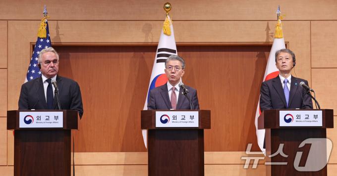 김홍균 외교부 제1차관(가운데)이 16일 오후 서울 종로구 외교부 청사에서 커트 캠벨 미국 국무부 부장관, 오카노 마사타카 일본 외무성 사무차관 함께 제14차 한미일 외교차관협의회 결과 합동 기자회견을 하고 있다. 한미일 외교차관협의회는 북핵 및 지역·글로벌 사안에 대한 공조 방안을 논의하기 위한 협의체다. 2024.10.16/뉴스1 ⓒ News1 장수영 기자