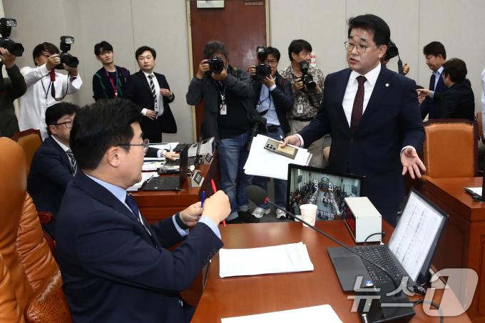 국회 운영위 여당 간사인 배준영 국민의힘 원내수석부대표(오른쪽)가 16일 오전 서울 여의도 국회에서 열린 운영위원회 전체회의에서 국감 증인 채택과 관련해 운영위원장인 박찬대 더불어민주당 원내대표에게 항의하고 있다. 2024.10.16/뉴스1 ⓒ News1 이광호 기자